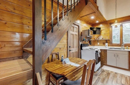 Woods Bay House | Charming cabin in Big Fork, pet friendly, firepit, 5 min to Lake, fly-fishing