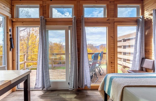 Town of Broome House | Glamp Cabin/Hot Tub/Outdoor Bath Tub/Starlink WiFi + Access to Real Shower