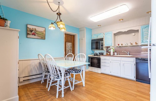 Town of Broome House | Glamp Cabin/Hot Tub/Outdoor Bath Tub/Starlink WiFi + Access to Real Shower