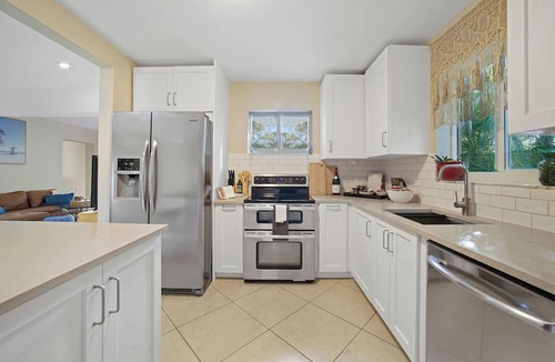 North Central Hollywood House | Waterfront Oasis: 4 bd, Heated Pool, Private Dock, Beach, Fireplace, BBQ, Kayaks