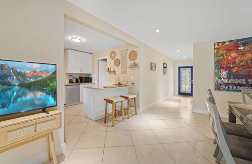 North Central Hollywood House | Waterfront Oasis: 4 bd, Heated Pool, Private Dock, Beach, Fireplace, BBQ, Kayaks