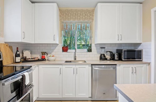 North Central Hollywood House | Waterfront Oasis: 4 bd, Heated Pool, Private Dock, Beach, Fireplace, BBQ, Kayaks