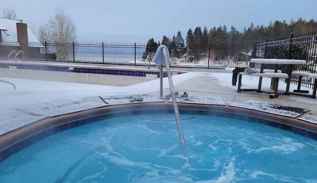 Cozy 2-bedroom condo on the lake at Peaceful Bay Resort