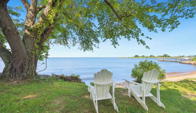 Waterfront and Wonderful! Welcome to the Bayburst Lodge.
