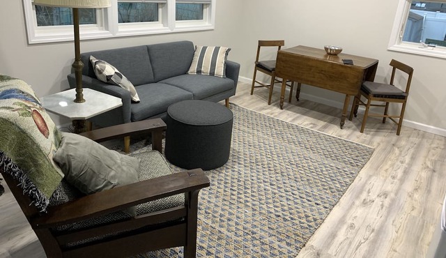 Carriage House Apartment including Garage- 5 min transport to NYC 30 day minimum