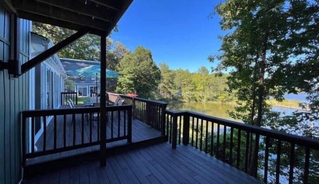 Newly Renovated Modern 2BR Waterfront Cottage with Dock