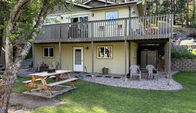 Spacious 2-Story Close to Lake-Marina-Fishing; 3 dogs-A/C-Mountain View