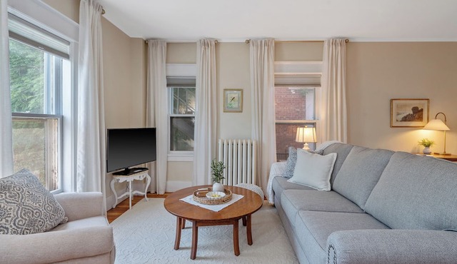 Heaton's Haven Suite B - Lovely apartment with king bed in a great location!